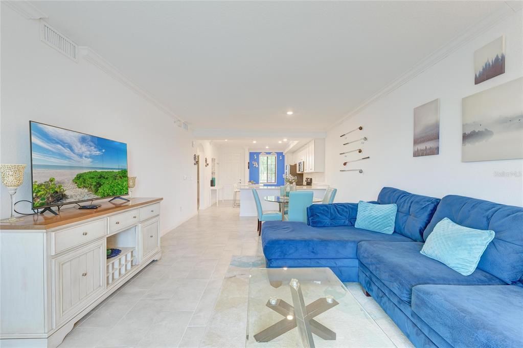 For Sale: $279,000 (2 beds, 2 baths, 1121 Square Feet)