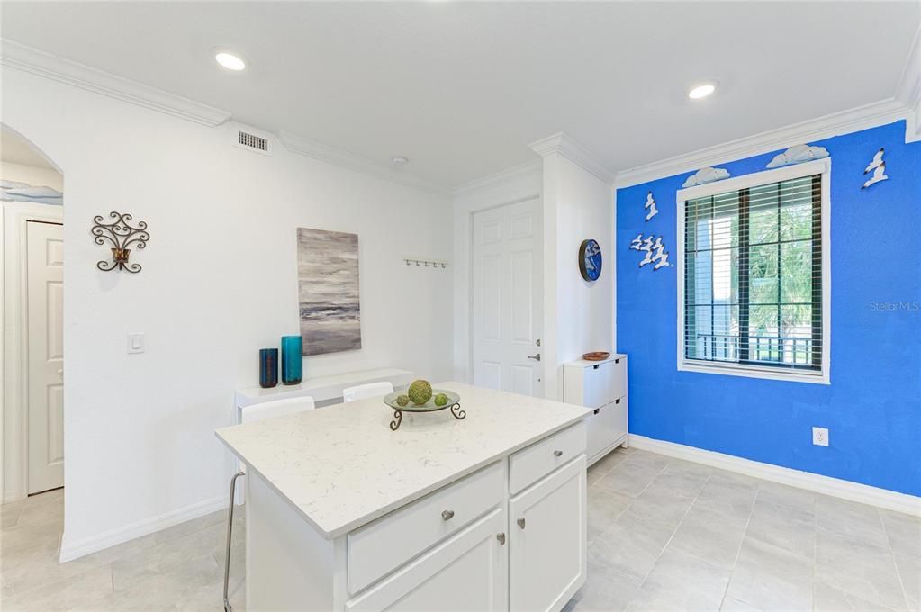 For Sale: $279,000 (2 beds, 2 baths, 1121 Square Feet)
