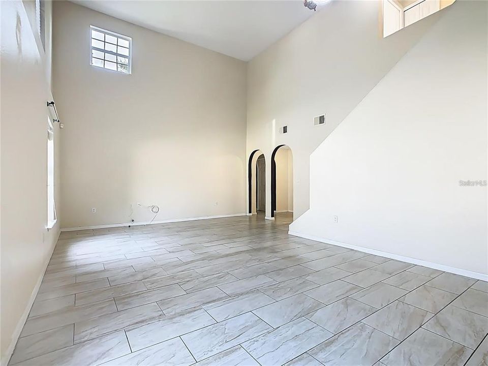 Под контрактом: $279,995 (4 спален, 3 ванн, 2101 Квадратных фут)