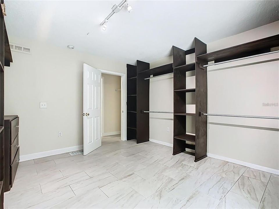 Под контрактом: $279,995 (4 спален, 3 ванн, 2101 Квадратных фут)