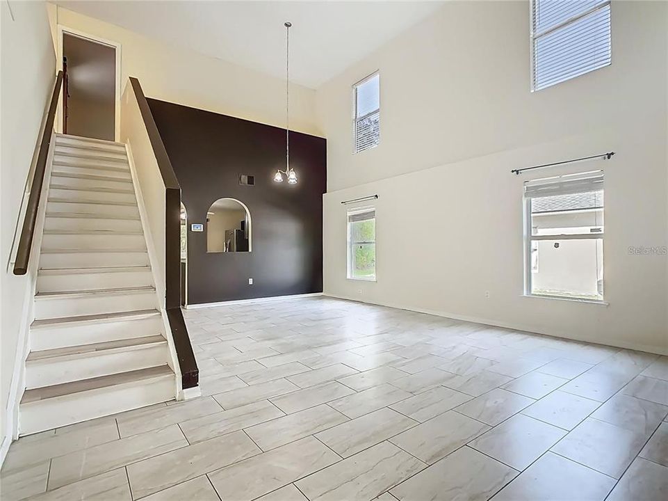 Под контрактом: $279,995 (4 спален, 3 ванн, 2101 Квадратных фут)
