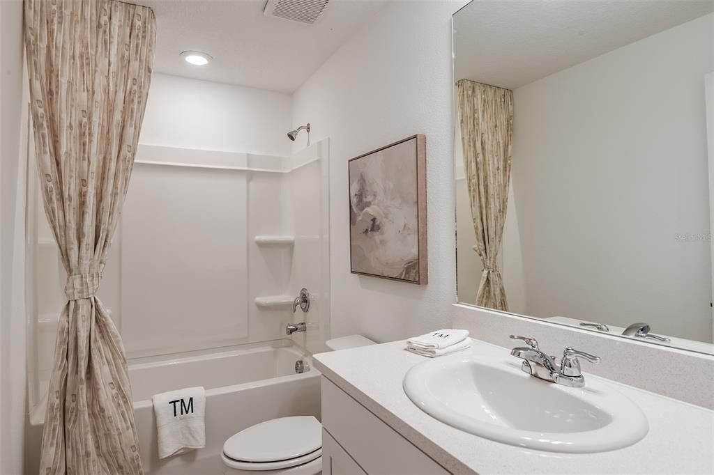 Activo con contrato: $350,000 (3 camas, 2 baños, 1558 Pies cuadrados)