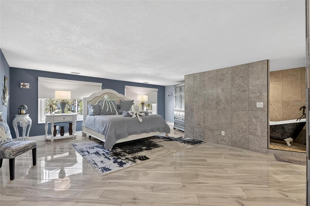 En Venta: $1,300,000 (3 camas, 3 baños, 2818 Pies cuadrados)