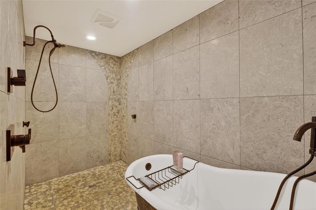En Venta: $1,300,000 (3 camas, 3 baños, 2818 Pies cuadrados)