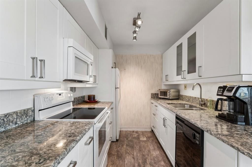 Под контрактом: $289,000 (2 спален, 2 ванн, 1065 Квадратных фут)