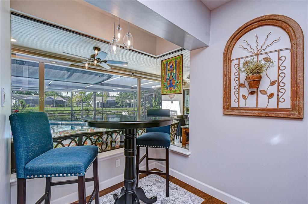 Activo con contrato: $649,999 (4 camas, 2 baños, 2147 Pies cuadrados)