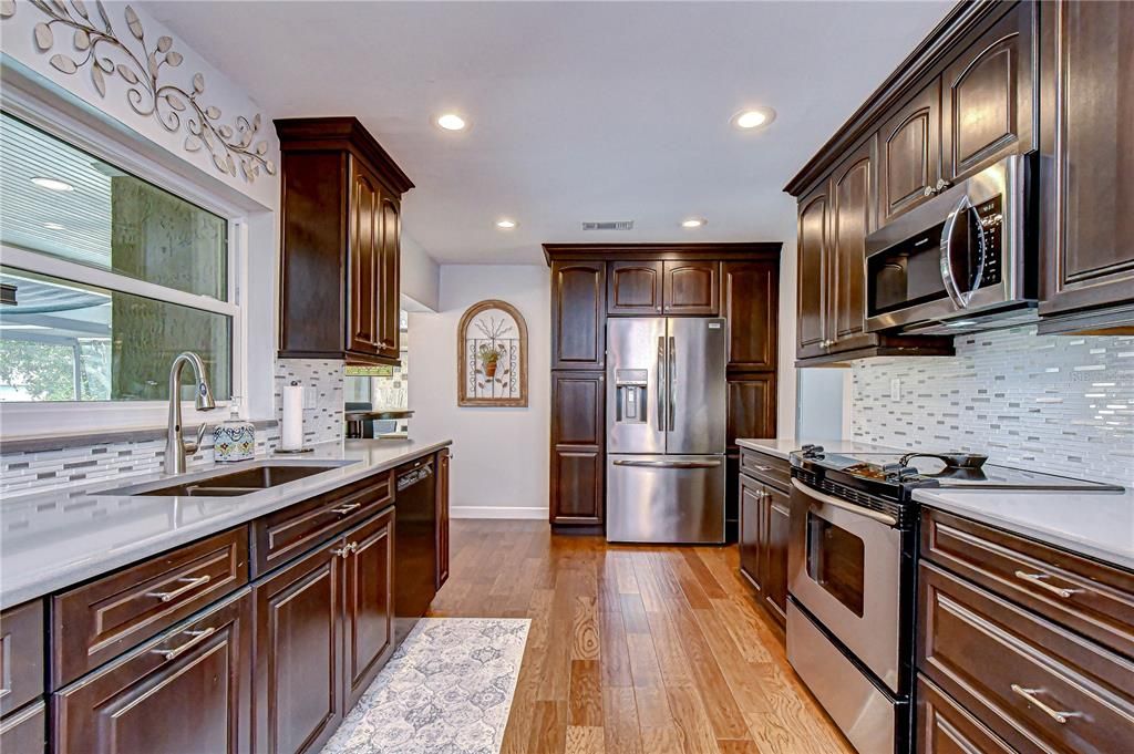 Activo con contrato: $649,999 (4 camas, 2 baños, 2147 Pies cuadrados)