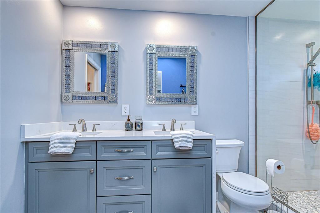 Activo con contrato: $649,999 (4 camas, 2 baños, 2147 Pies cuadrados)