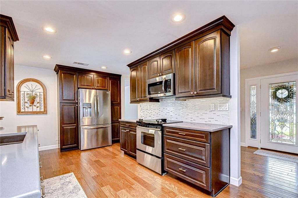 Activo con contrato: $649,999 (4 camas, 2 baños, 2147 Pies cuadrados)