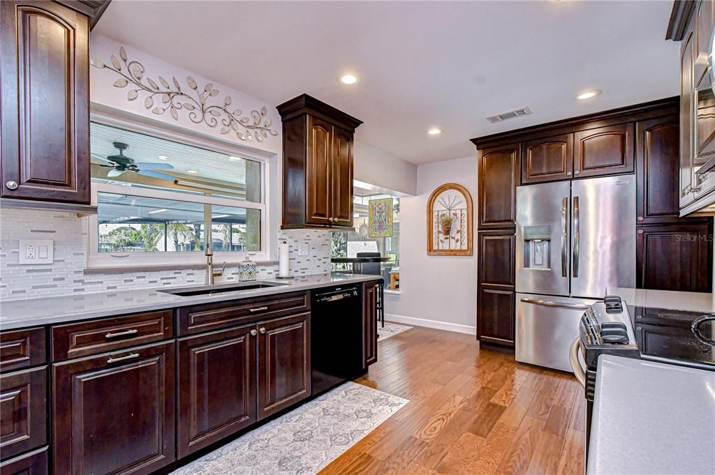 Activo con contrato: $649,999 (4 camas, 2 baños, 2147 Pies cuadrados)