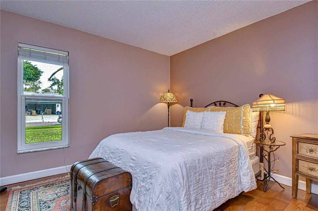 Activo con contrato: $649,999 (4 camas, 2 baños, 2147 Pies cuadrados)