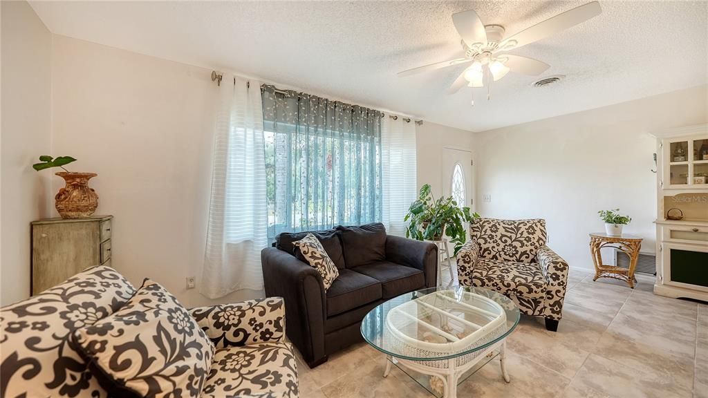 Active With Contract: $220,000 (2 beds, 1 baths, 932 Square Feet)