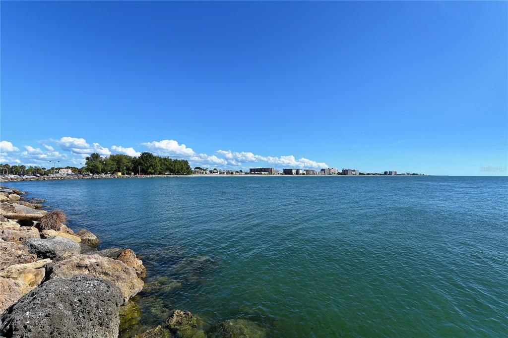 Active With Contract: $220,000 (2 beds, 1 baths, 932 Square Feet)