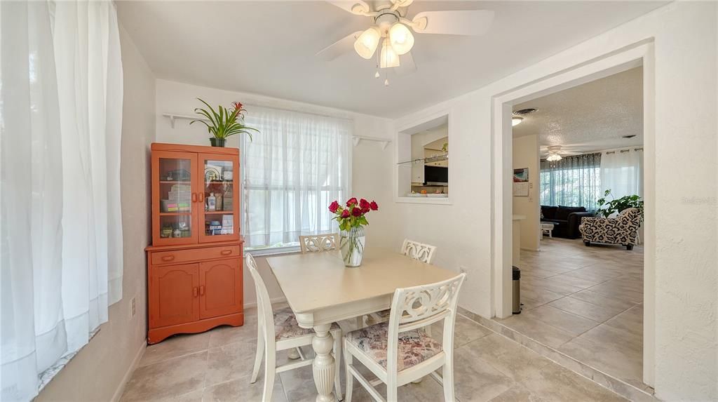 Active With Contract: $220,000 (2 beds, 1 baths, 932 Square Feet)