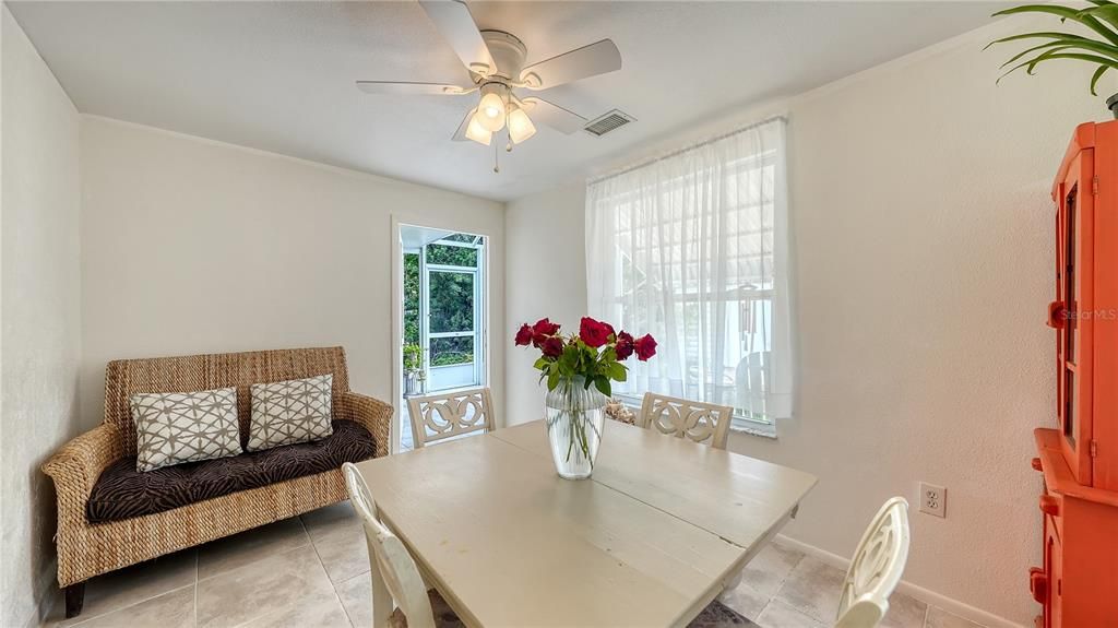 Active With Contract: $220,000 (2 beds, 1 baths, 932 Square Feet)