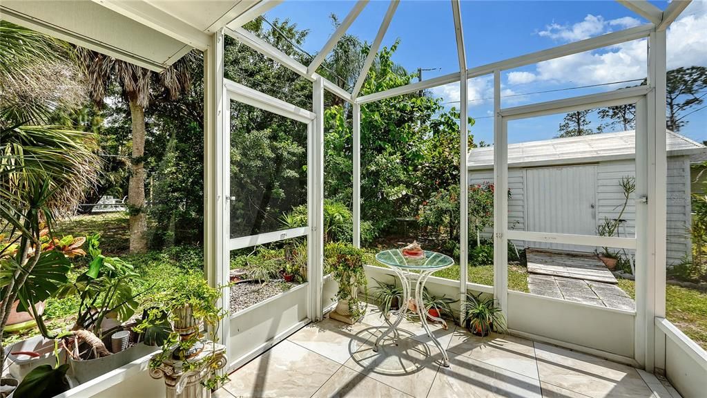 Active With Contract: $220,000 (2 beds, 1 baths, 932 Square Feet)