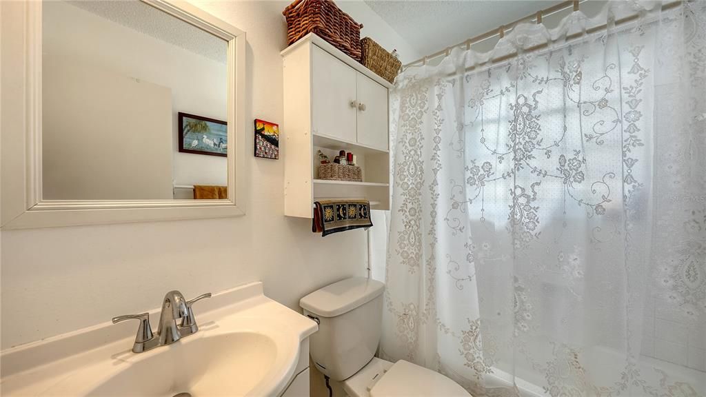 Active With Contract: $220,000 (2 beds, 1 baths, 932 Square Feet)