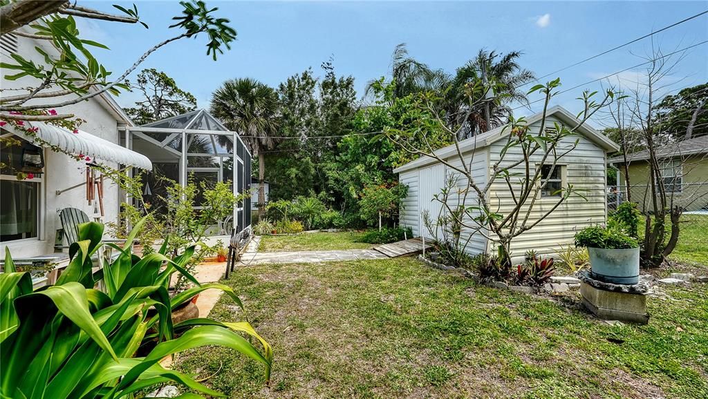 Active With Contract: $220,000 (2 beds, 1 baths, 932 Square Feet)