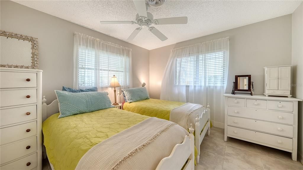 Active With Contract: $220,000 (2 beds, 1 baths, 932 Square Feet)