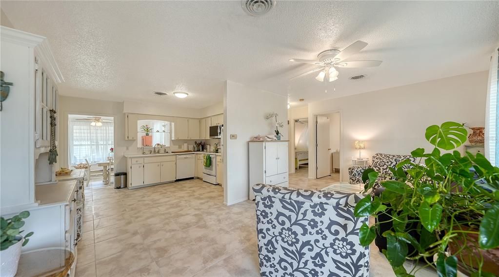 Active With Contract: $220,000 (2 beds, 1 baths, 932 Square Feet)