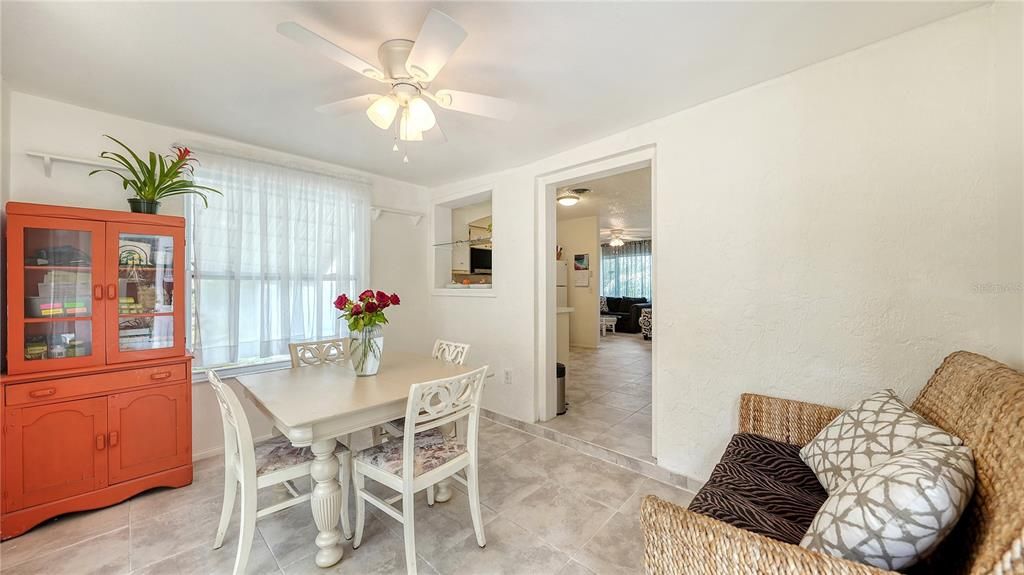 Active With Contract: $220,000 (2 beds, 1 baths, 932 Square Feet)