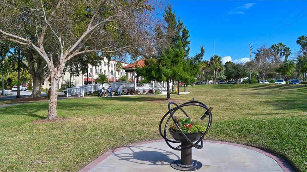 Active With Contract: $220,000 (2 beds, 1 baths, 932 Square Feet)