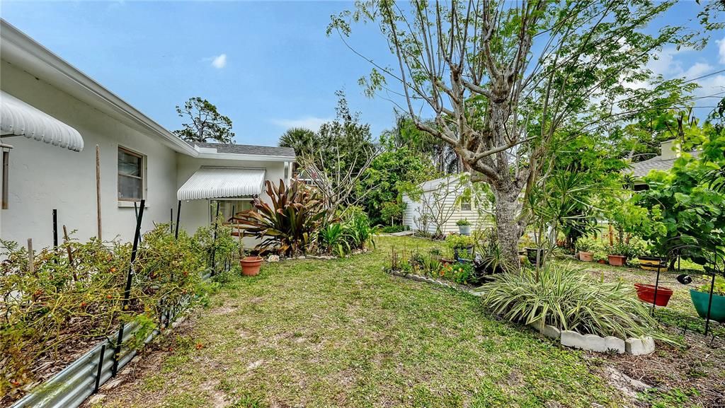 Active With Contract: $220,000 (2 beds, 1 baths, 932 Square Feet)