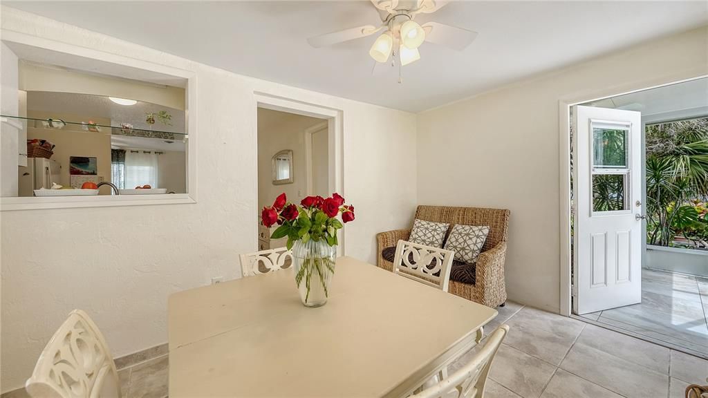 Active With Contract: $220,000 (2 beds, 1 baths, 932 Square Feet)