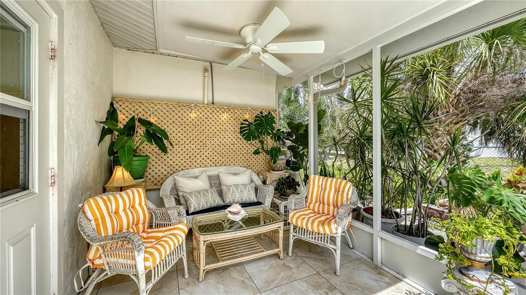 Active With Contract: $220,000 (2 beds, 1 baths, 932 Square Feet)