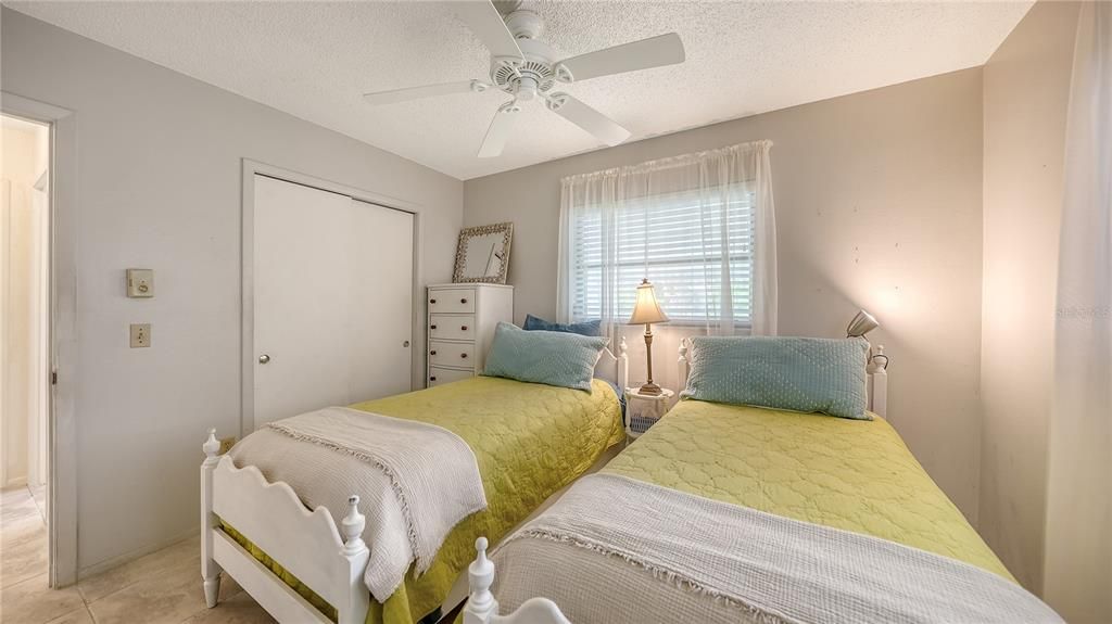Active With Contract: $220,000 (2 beds, 1 baths, 932 Square Feet)
