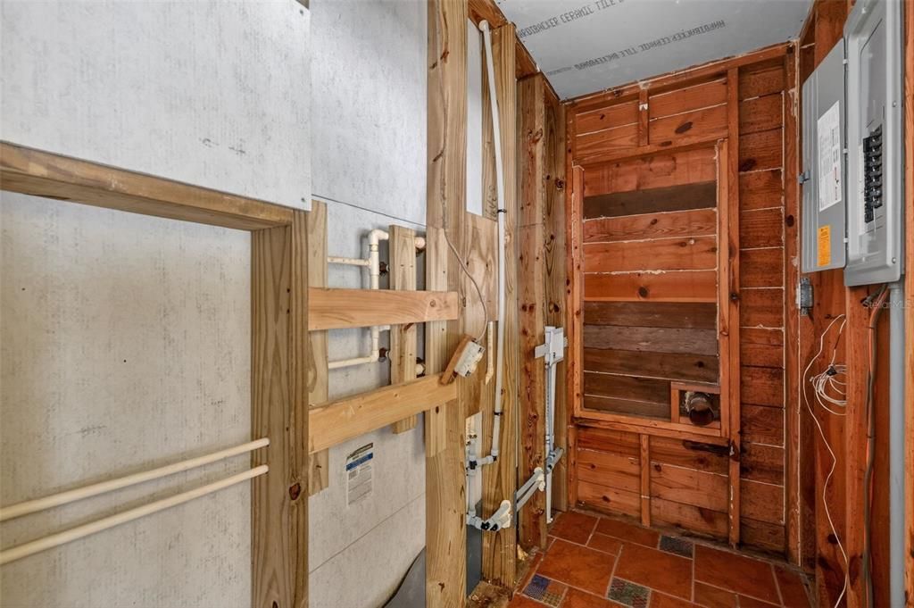 Под контрактом: $345,000 (2 спален, 1 ванн, 1046 Квадратных фут)