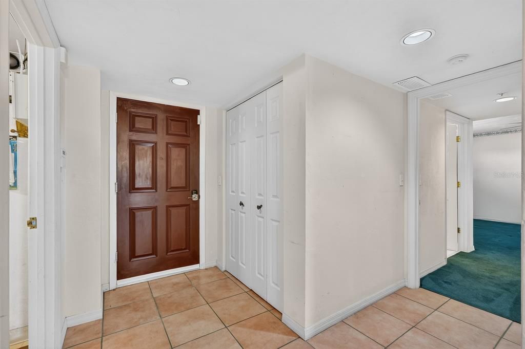 На продажу: $380,000 (2 спален, 2 ванн, 1745 Квадратных фут)