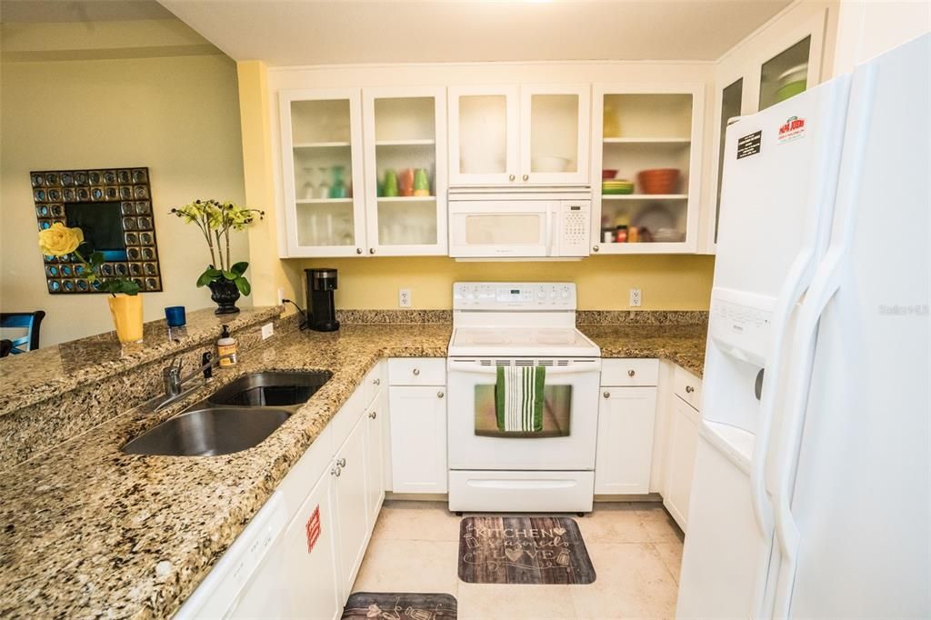 На продажу: $359,900 (2 спален, 2 ванн, 1258 Квадратных фут)