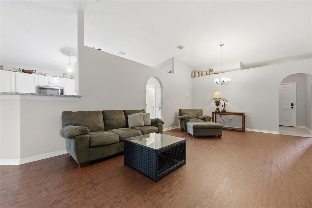 En Venta: $334,900 (3 camas, 2 baños, 1825 Pies cuadrados)