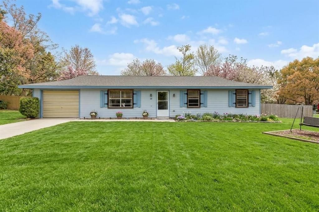 Recently Sold: $310,000 (3 beds, 2 baths, 1316 Square Feet)