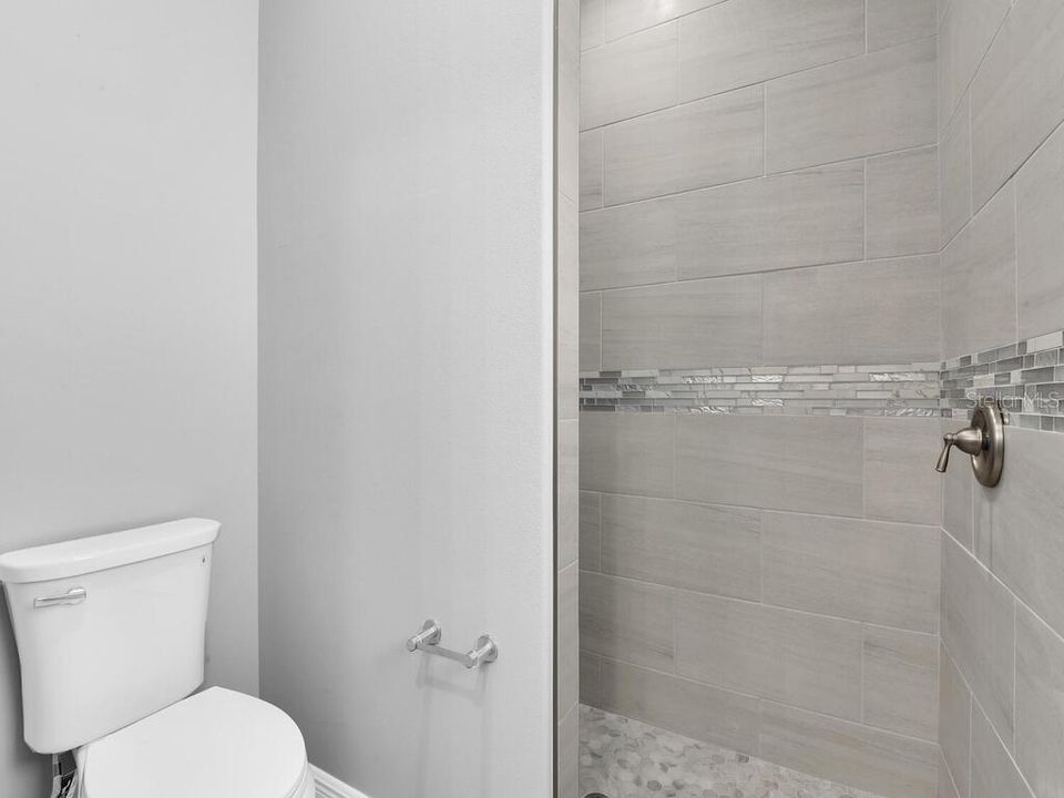 Activo con contrato: $595,000 (3 camas, 3 baños, 2244 Pies cuadrados)