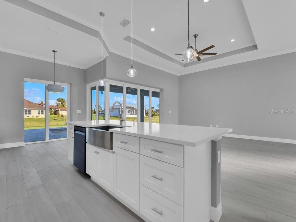 Activo con contrato: $595,000 (3 camas, 3 baños, 2244 Pies cuadrados)