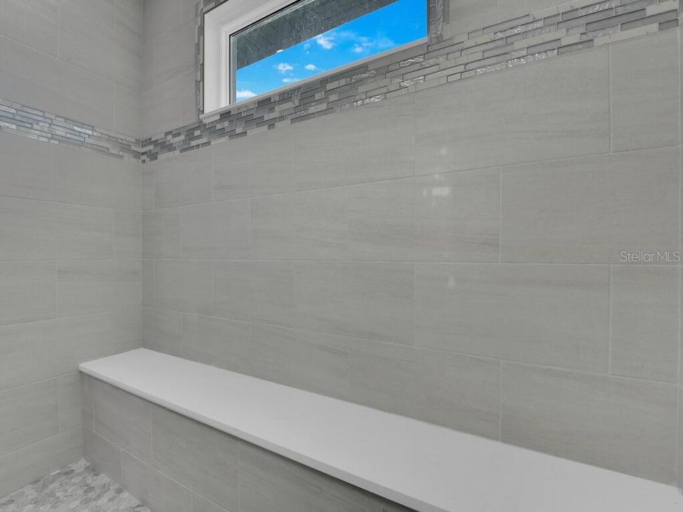 Activo con contrato: $595,000 (3 camas, 3 baños, 2244 Pies cuadrados)