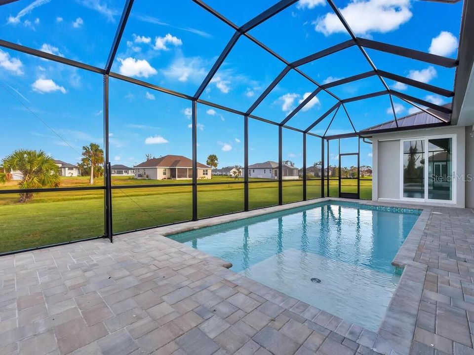 Activo con contrato: $595,000 (3 camas, 3 baños, 2244 Pies cuadrados)