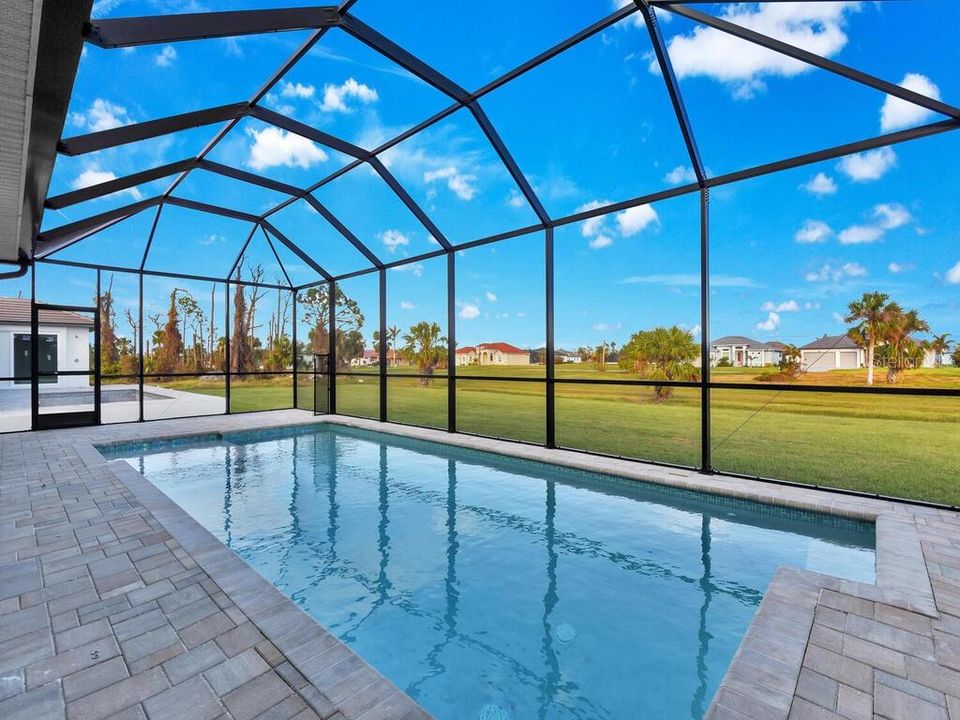 Activo con contrato: $595,000 (3 camas, 3 baños, 2244 Pies cuadrados)