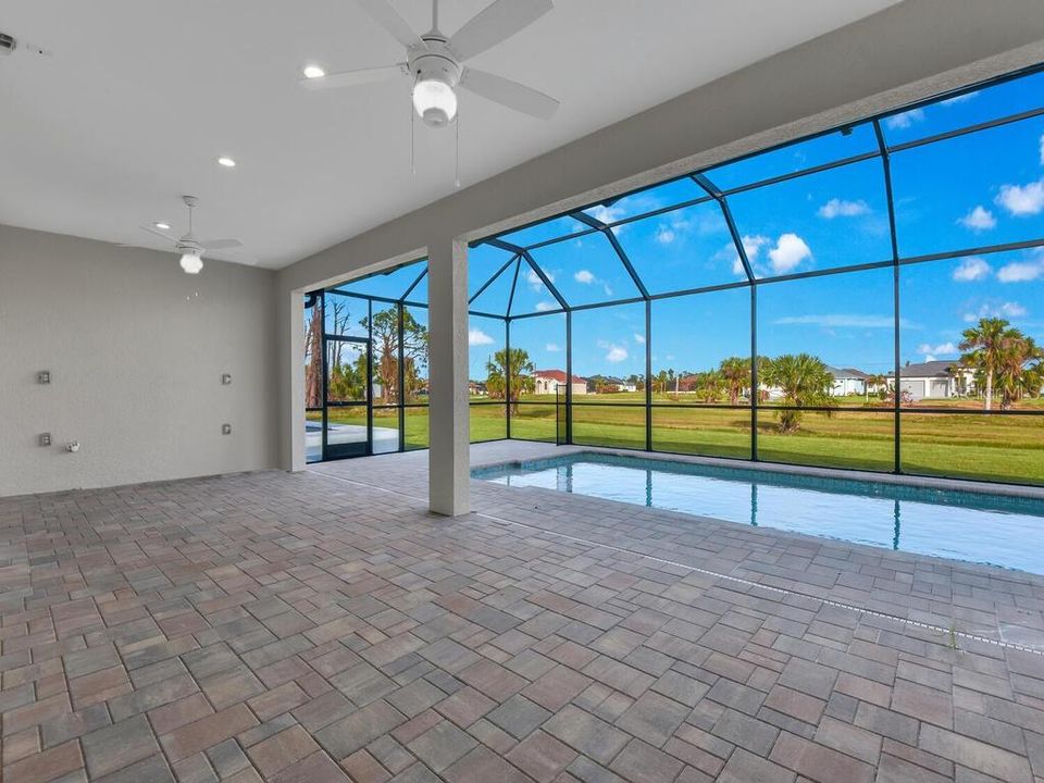Activo con contrato: $595,000 (3 camas, 3 baños, 2244 Pies cuadrados)