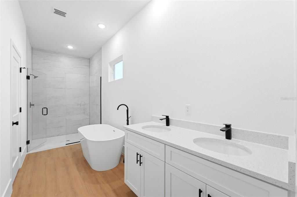 Activo con contrato: $284,900 (4 camas, 2 baños, 1799 Pies cuadrados)