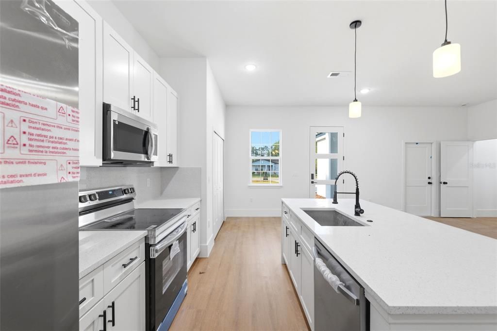 Activo con contrato: $284,900 (4 camas, 2 baños, 1799 Pies cuadrados)
