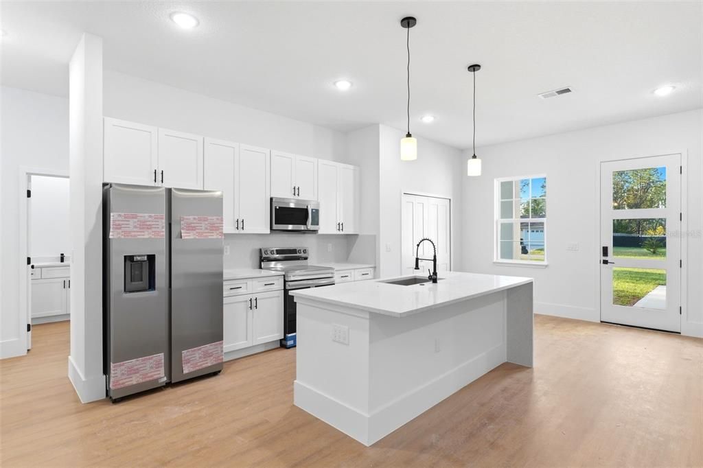 Activo con contrato: $284,900 (4 camas, 2 baños, 1799 Pies cuadrados)