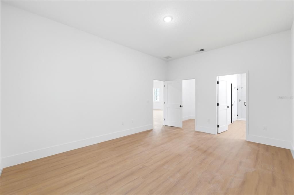 Activo con contrato: $284,900 (4 camas, 2 baños, 1799 Pies cuadrados)
