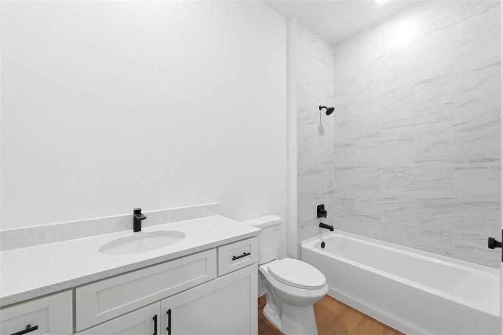 Activo con contrato: $284,900 (4 camas, 2 baños, 1799 Pies cuadrados)