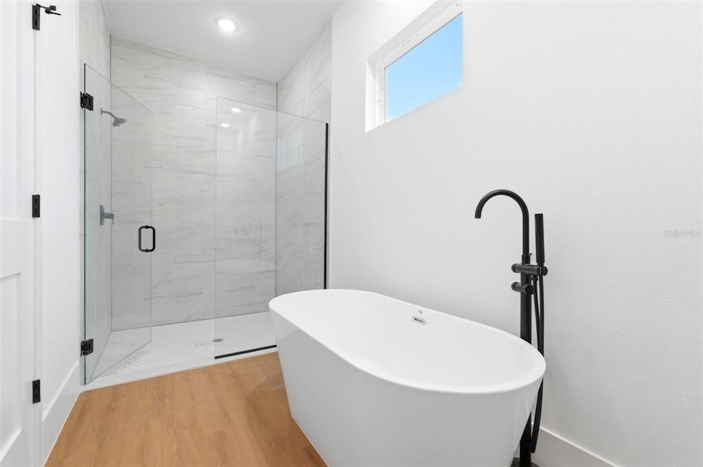 Activo con contrato: $284,900 (4 camas, 2 baños, 1799 Pies cuadrados)