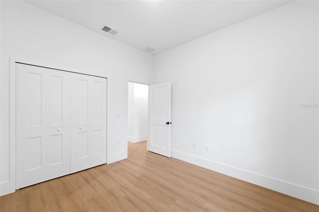 Activo con contrato: $284,900 (4 camas, 2 baños, 1799 Pies cuadrados)