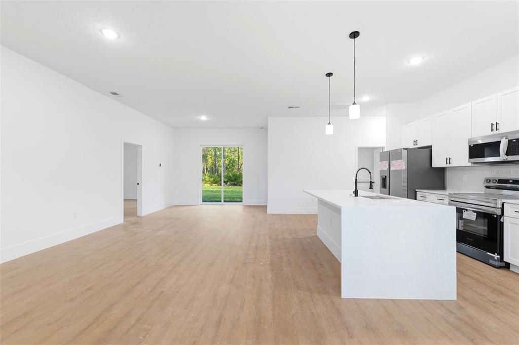 Activo con contrato: $284,900 (4 camas, 2 baños, 1799 Pies cuadrados)