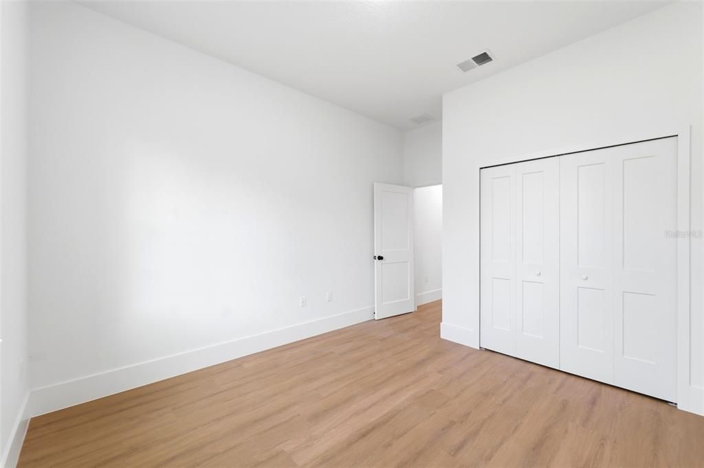 Activo con contrato: $284,900 (4 camas, 2 baños, 1799 Pies cuadrados)